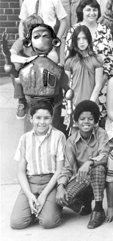 Michael Jakcson à l'école avec Jocie et le robot